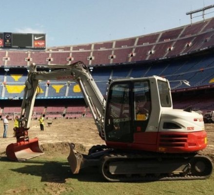 ITT CM93 Barcelona et son Takeuchi TB290